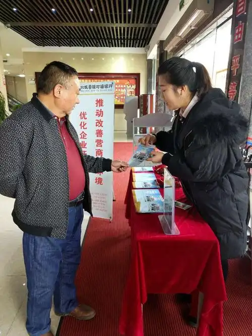 临沂废弃采石坑现恐龙蛋